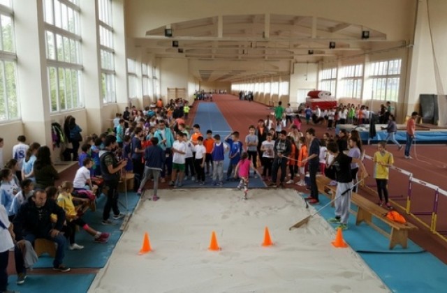 250 деца се включиха в ученическото състезания по лека атлетика