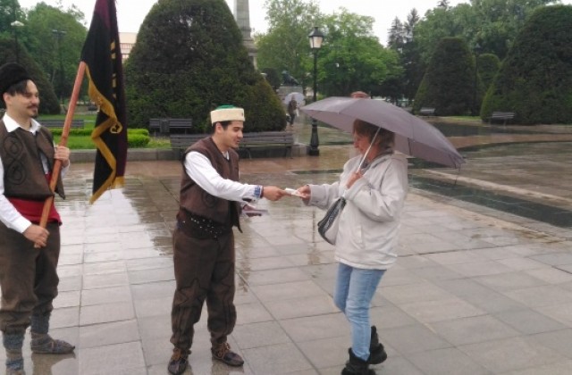 Картички по случай годишнина от Априлското въстание раздадоха от ВМРО