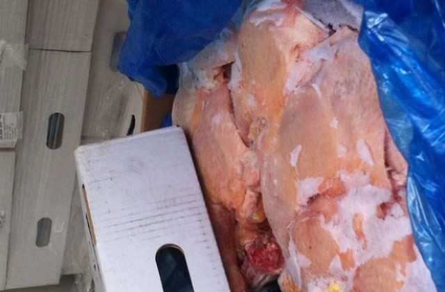 Спряха 21 000 кг контрабандни пилешки бутчета (СНИМКИ)