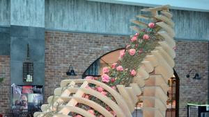 Гигантска обувка с рози показват в Grand Mall СНИМКИ