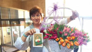 Потребител благодари на съда с кошница лалета