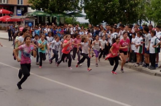 В Свищов се проведе лекоатлетически крос „Да опазим децата си”, организиран от Фондация „Ангели от Лим”