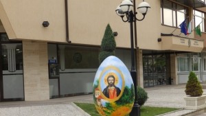 И Нова Загора с великденска украса