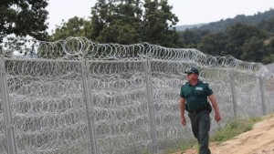 Гласуваха оградата по границата да се довърши без обществена поръчка