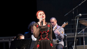 Драгомира Драшкова раздава енергията си на публиката в шеметния концерт