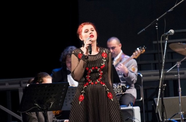 Драгомира Драшкова раздава енергията си на публиката в шеметния концерт Страстите джазови