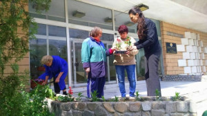 Дамите от ГЕРБ Бобошево разкрасиха с цветя градинките пред кметството