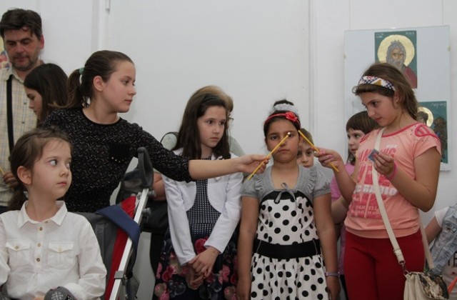 Откупени са повече от половината икони от благотворителната изложба за неделните училища при „Св. Троица“