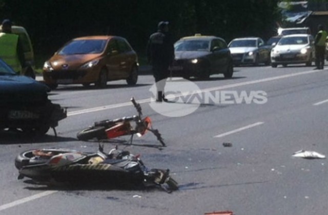 Мотор и кола се сблъскаха в София