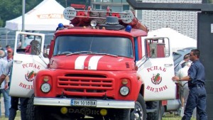 Пожарникари отстраниха повалени от вятъра дървета