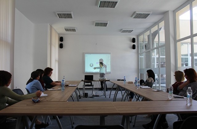 Обучават учители от Добрич за работа с интерактивна бяла дъска