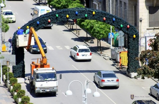 Монтират Великденска украса във Велико Търново