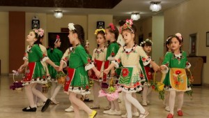 Лазарки от ЦДГ 35 Свобода пяха и танцуваха за общинарите