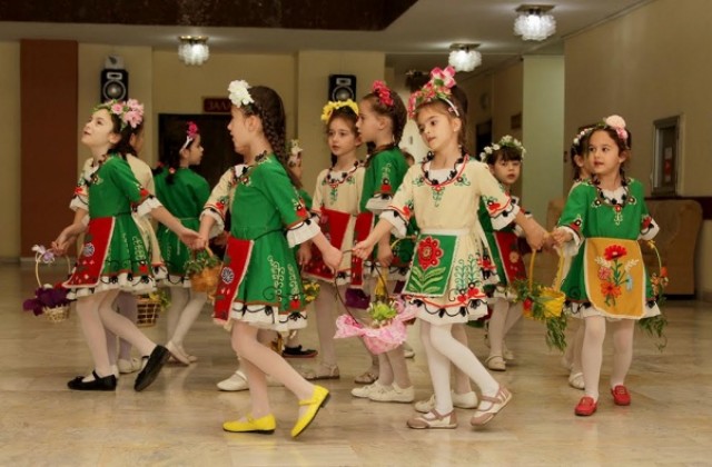 Лазарки от ЦДГ № 35 „Свобода“ пяха и танцуваха за общинарите в Стара Загора