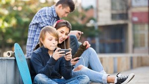 Смартфоните увреждат детските очи