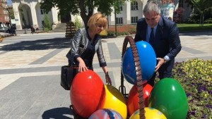 Мая Манолова и Георг Спартански пренаредиха новата Великденска украса