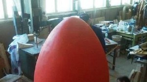 Червено яйце с човешки ръст поставят на площада във Велинград