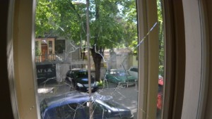 Централата на БСП във Варна осъмна със счупени прозорци СНИМКИ