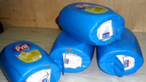 Хванаха контрабандни цигари в туби с течен перилен препарат