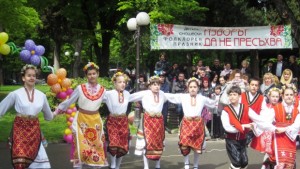 Над 300 деца пеят и танцуват парк 5и октомври