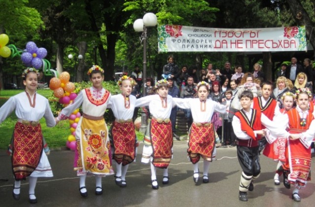 Над 300 деца пеят и танцуват парк „5-и октомври“