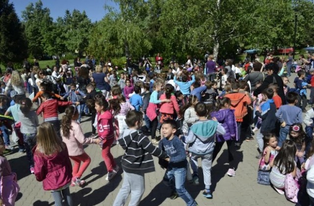 Стотици великотърновски деца пяха, играха и танцуваха в Деня на земята