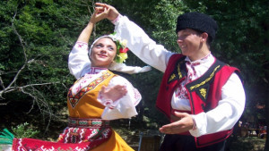 Над 1000 изпълнители на фолклорния празник Великденска плетеница