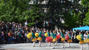 Над 400 деца участваха във фолклорния събор Пръски от извора