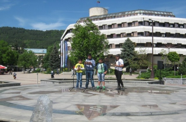 Деца четоха любимите си книжки в центъра на Дупница
