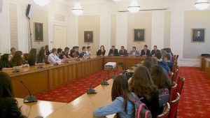 Ученици от Езиковата гимназия посетиха Народното събрание