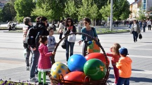 Великденска кошница с огромни яйца радва малки и големи плевенчани