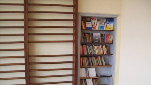 Преподавател подреди библиотека в гимнастическия салон на Великотърновския университет