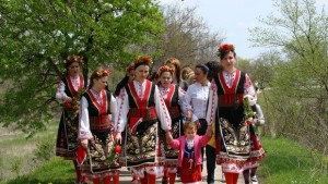 Днес е Лазаровден момите плетат венци