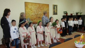 Лазарки пяха и танцуваха в Областна управа
