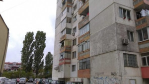 Мъж загина след падане от блок във Варна