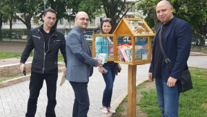 Къщичка за книги от младежите на ГЕРБ