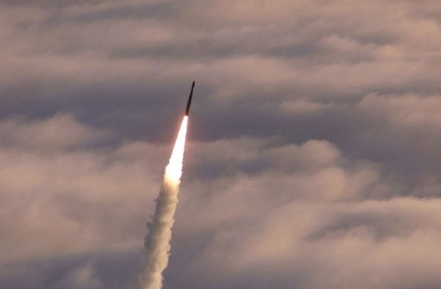 Северна Корея изстреляла балистична ракета от подводница