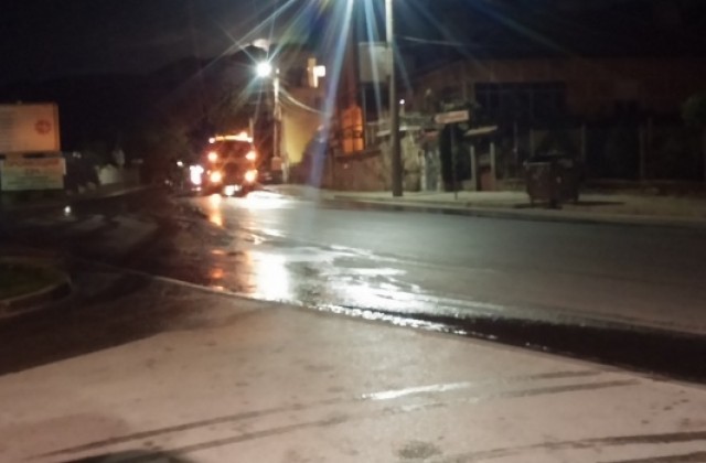 Община Дупница започна пролетно, нощно миене на улиците