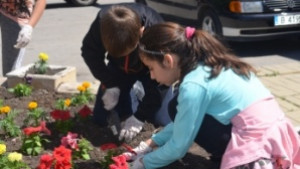 Ученици разкрасиха девненски квартал