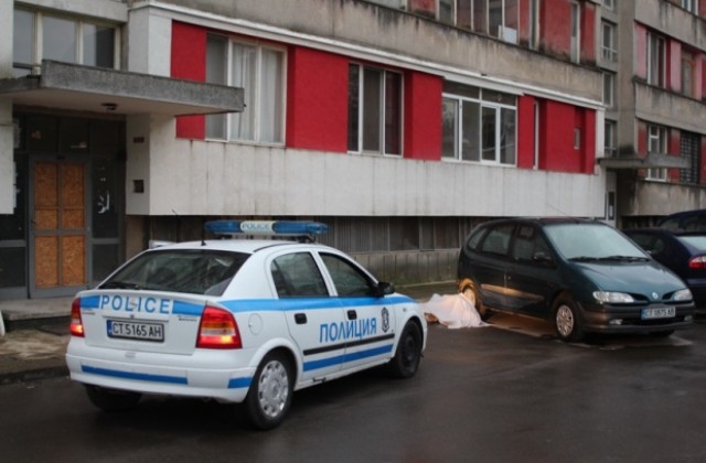 Намериха труп на мъж до блок в Казанлък