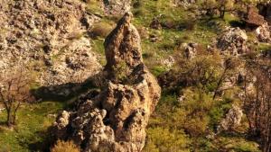 Легенда разказва че скалата Светицата край Татарево цери различни болести