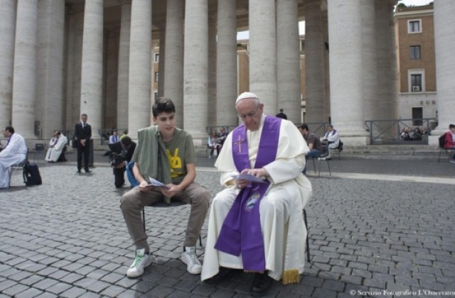 Папата към младите: Щастието не е приложение, което да свалиш на телефона си