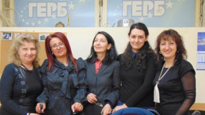 Жени ГЕРБ Дупница подаряват традиционните великденски бои за яйца