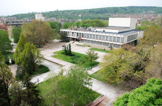 Премиера на спектакъла Любов, любов, любов