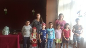 Младежи зарадваха за Цветница децата от община Гулянци