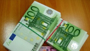 Митничари на Лесово иззеха недекларирани 20 000 евро