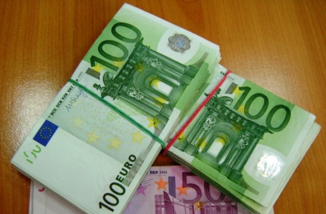 Митничари на Лесово иззеха недекларирани 20 000 евро