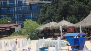 Поевтини чадъри и шезлонги за българите в Слънчев бряг