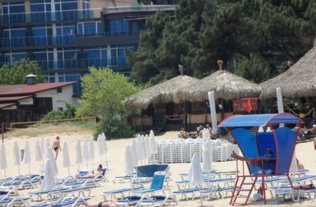 По-евтини чадъри и шезлонги за българите в Слънчев бряг