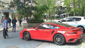 Показно паркиране върху велоалея СНИМКИ